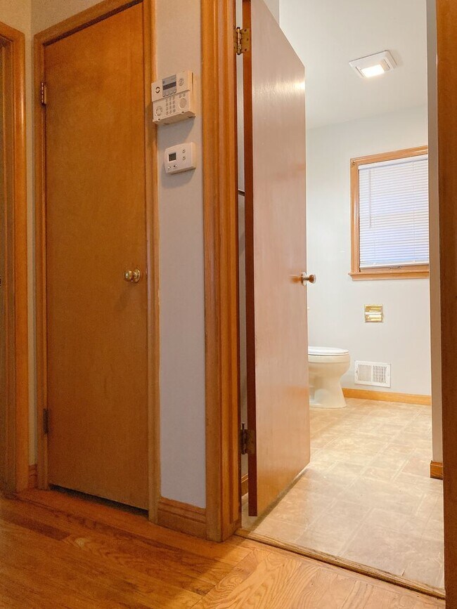 Building Photo - Beautiful 3 bed 1 bath house, over sized driveway, garage and fenced in back yard $1,795  [Move-i...