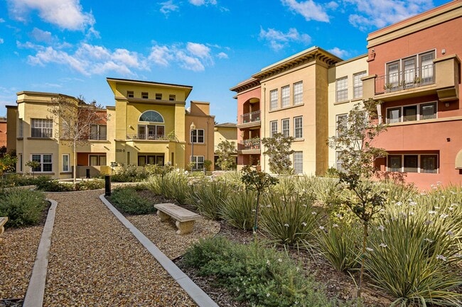 Building Photo - 2 bedroom 2 bathroom condo in Uptown District!