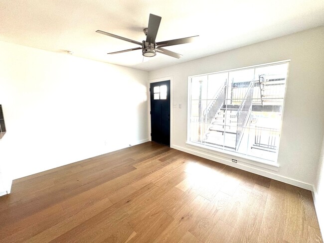 Building Photo - Remodeled Condo 2 Blocks to St. David's Me...