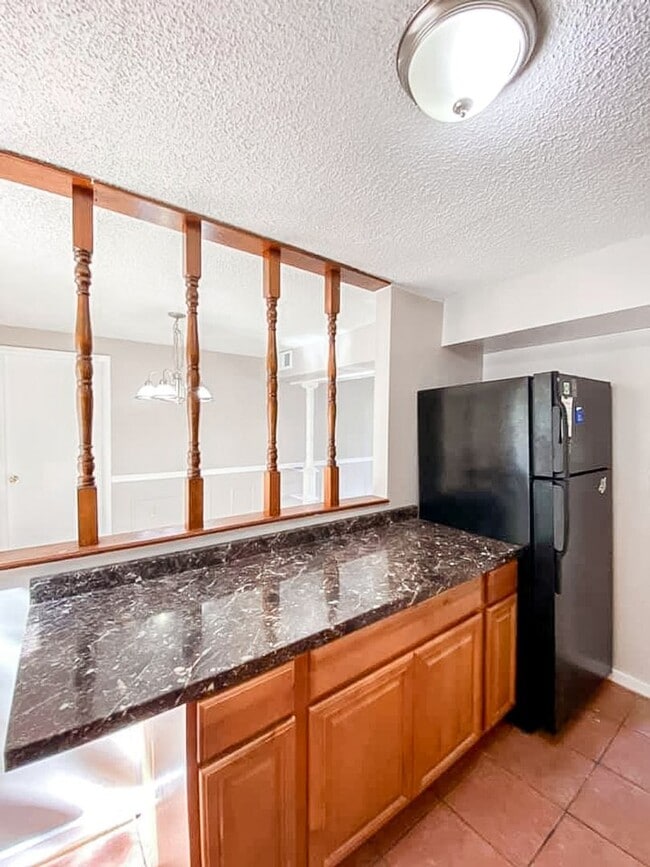 Building Photo - Beautifully Maintained 3 Bed 2 Bath Single...