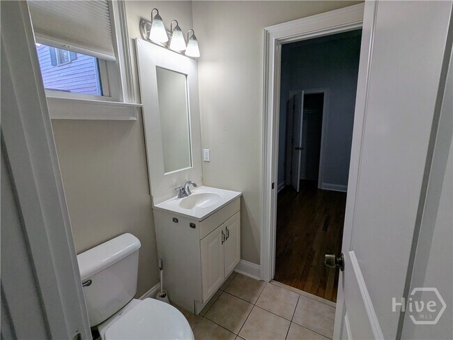 Building Photo - 305 E Duffy St