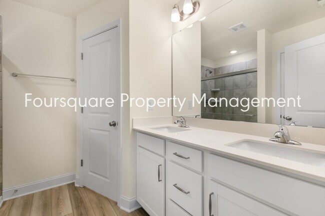 Building Photo - Townhome! | Back Patio with Privacy Fence|...