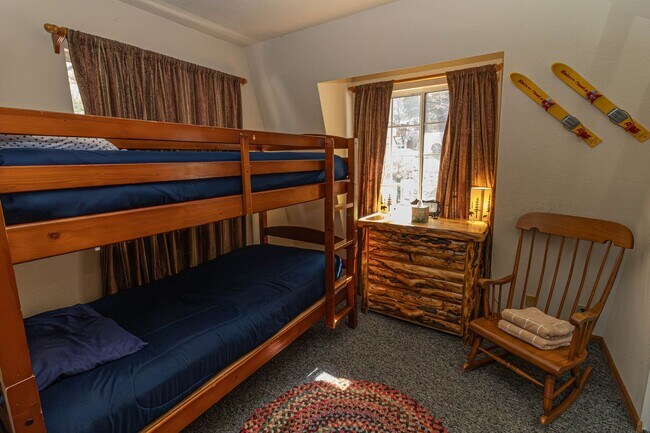 Building Photo - Spacious Three Bedroom located in Moonridge