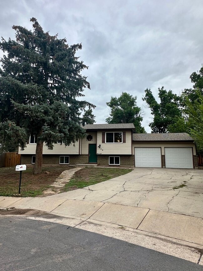 Building Photo - Updated Split-Level Gem | 5BD, 3BA | Large...