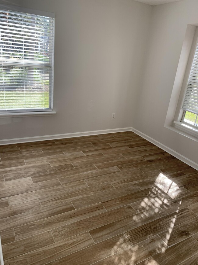 Building Photo - 100 Camden Cay Dr