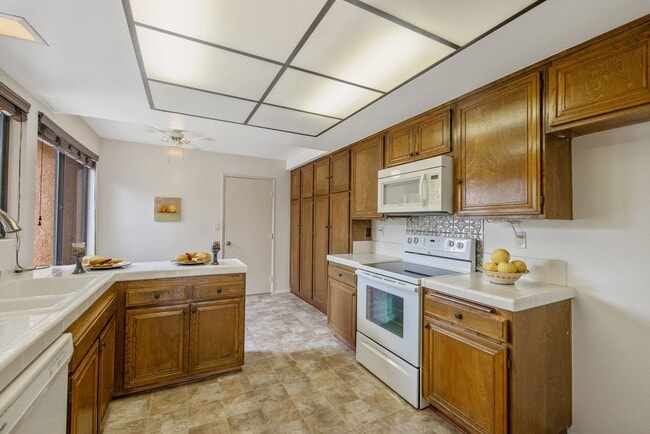 Building Photo - 2 bedroom and 2 bathroom |Leisure Village ...