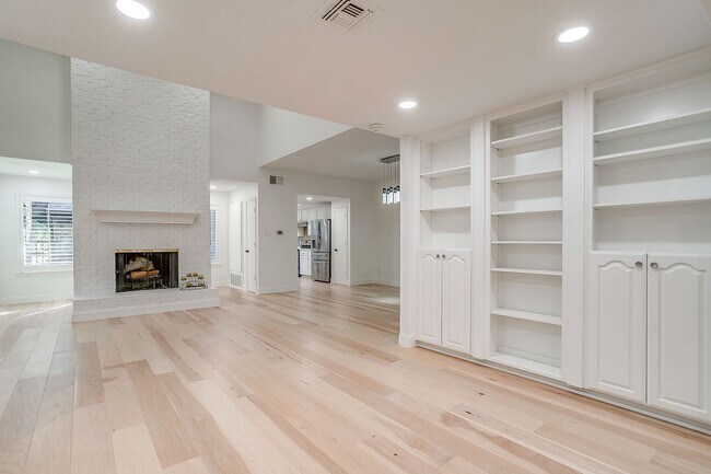 Building Photo - Easy Townhouse Living