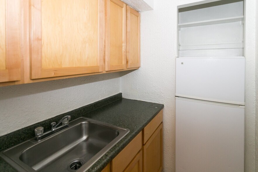 Building Photo - 562 W Arlington Pl