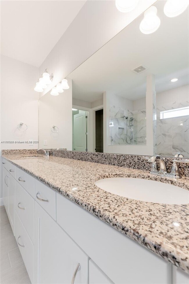 Building Photo - 3701 Greenway Dr