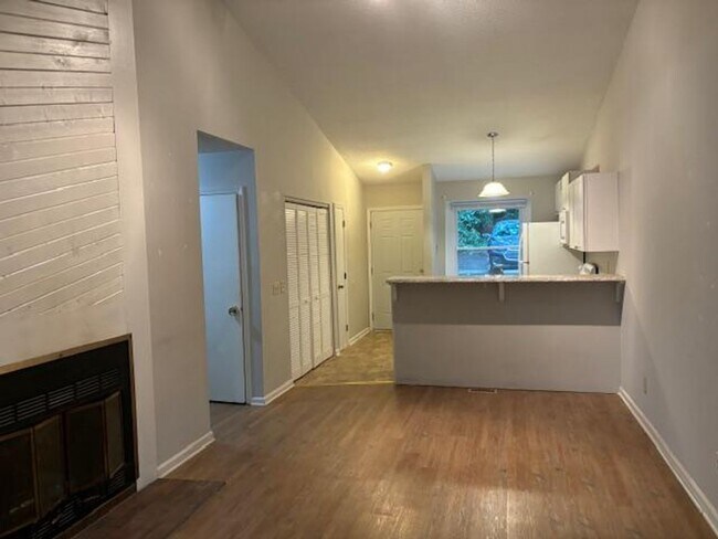 Building Photo - 943 W Chatham St