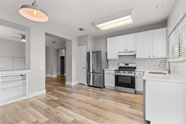 Building Photo - 5501 S Hearsey Dr