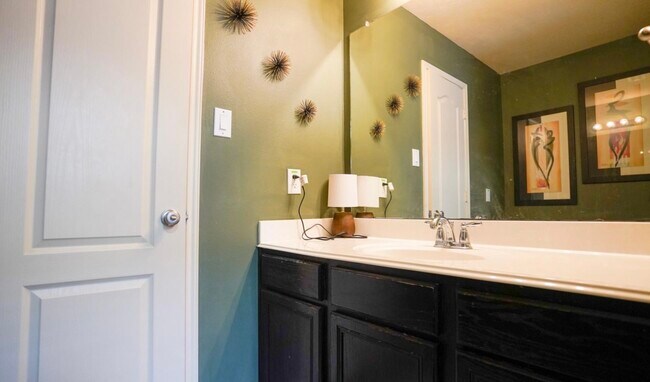 Building Photo - 2109 Mooncrest Dr