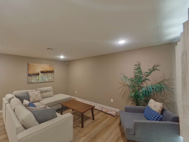 Building Photo - 520 Mathewson St