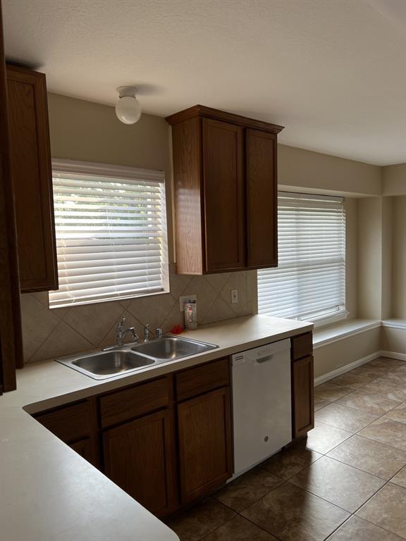 Building Photo - 374 Lake View Dr