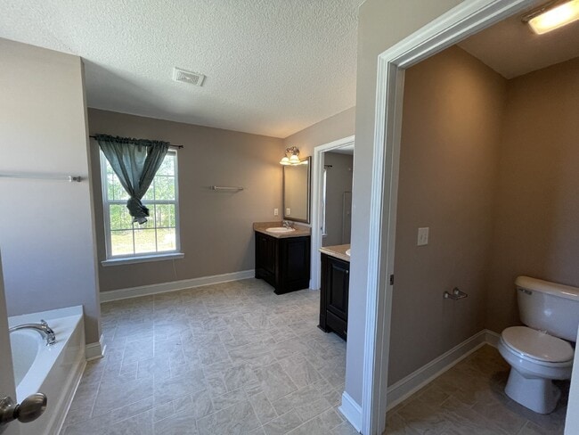 Building Photo - Home For Rent