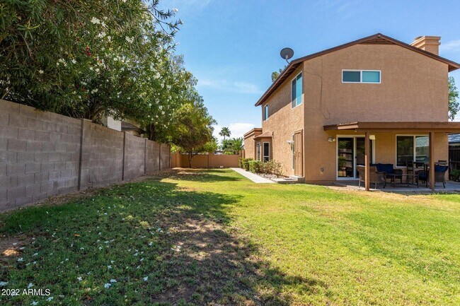 Building Photo - 1502 E Topeka Dr