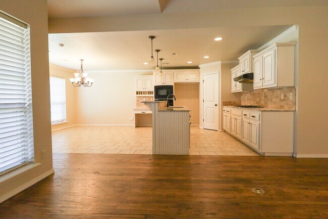 Building Photo - Spacious 4 bedroom 3 bathroom home In Sand Springs