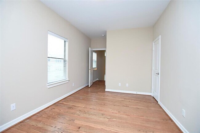 Building Photo - Gorgeous Contemporary Three Bedroom!