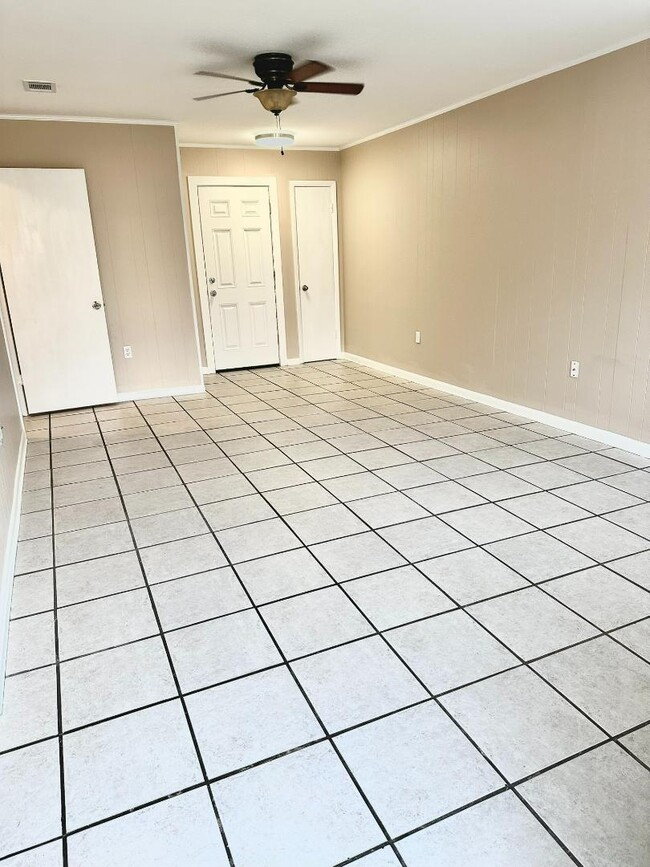 Building Photo - 305 N 40th Ave