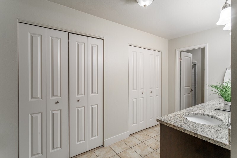 Building Photo - 781 N Valley View Dr