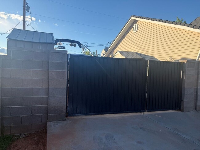 Building Photo - Gorgeous 4 Bedroom Home!!