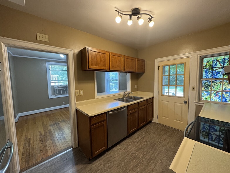 Building Photo - 712 Pacesetter Dr