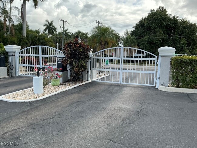 Building Photo - 2885 Palm Beach Blvd