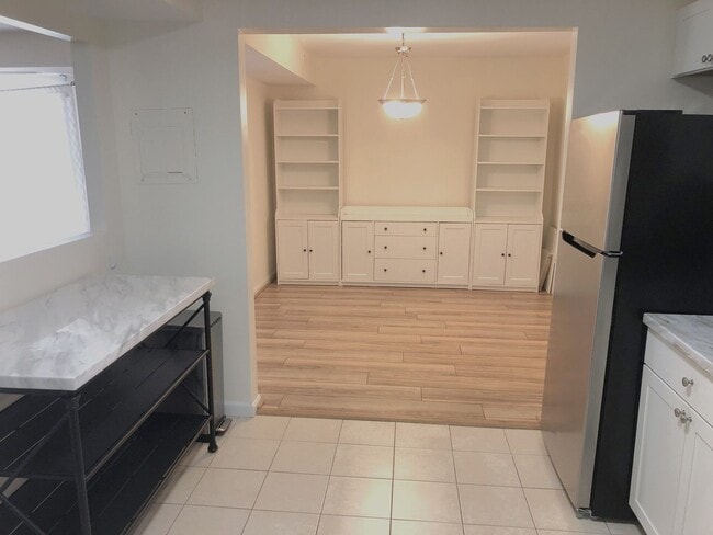 Building Photo - Nicely Updated Terrace Level  1/1 condo