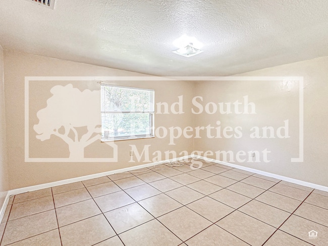 Building Photo - 2527 Crystal Lake Acres Dr