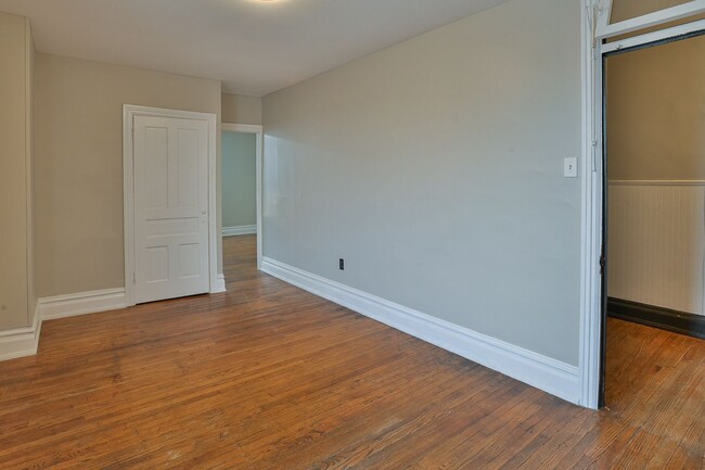 Building Photo - Large 5 Bedroom on Peffer