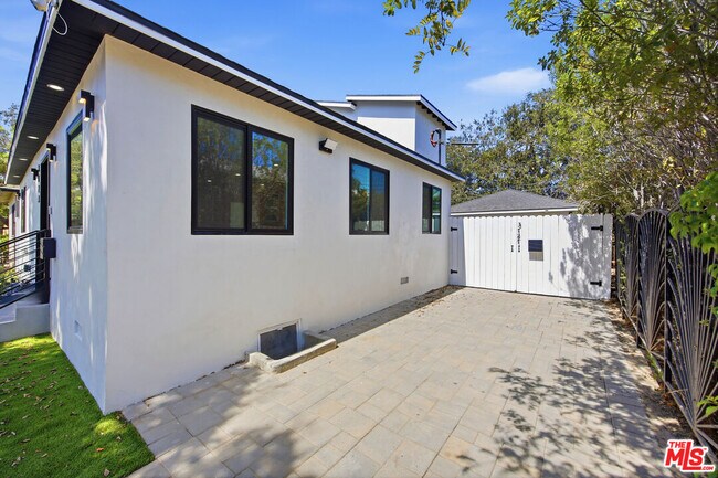 Building Photo - 3121 Oakhurst Ave