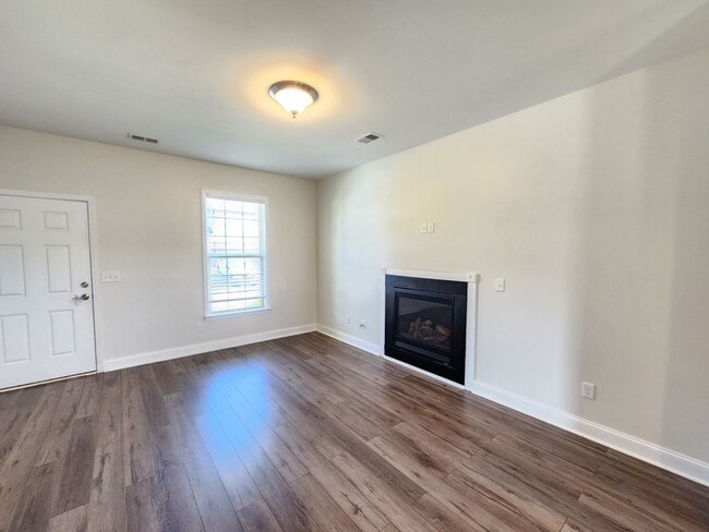 Building Photo - Great Location in the River Stone Community!