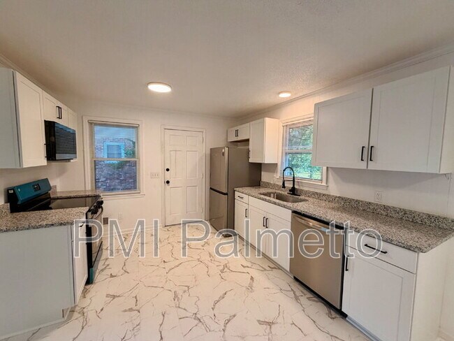 Building Photo - 128 Crestmore Dr