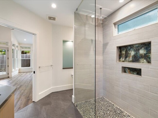 Building Photo - W/D, AC, Modern Design, Recently Built, Si...