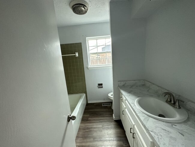 Building Photo - 1912 N Moulton Ct