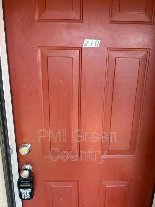 Building Photo - 917 N Yale Ave