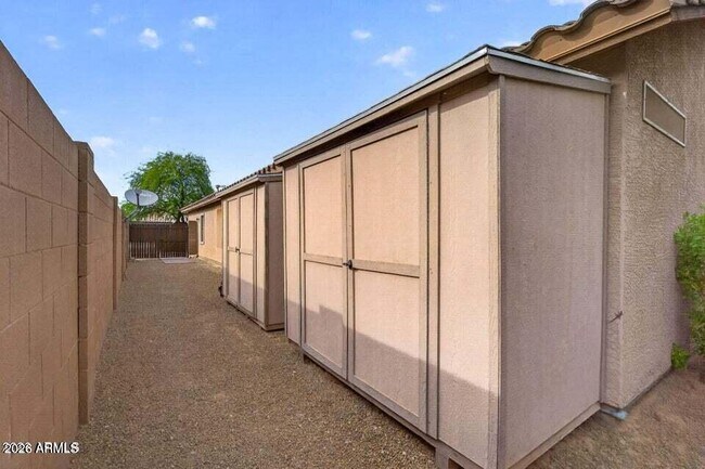 Building Photo - 42059 W Cheyenne Dr