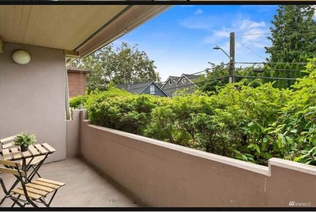 Building Photo - 2BR Ground Floor Eastlake Condo w/ Dedicat...