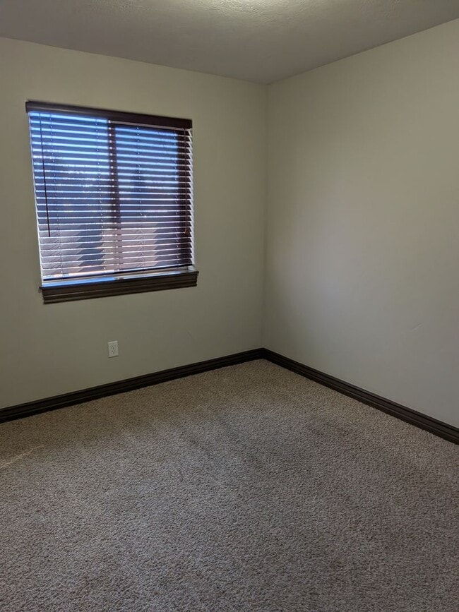 Building Photo - 3 bed 1.5 bath IMMACULATE END-UNIT Townhome in the Meadows