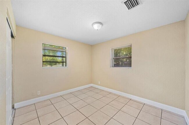 Building Photo - 1552 NW 15th Terrace