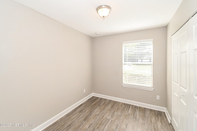 Building Photo - 1533 Raven Dr S