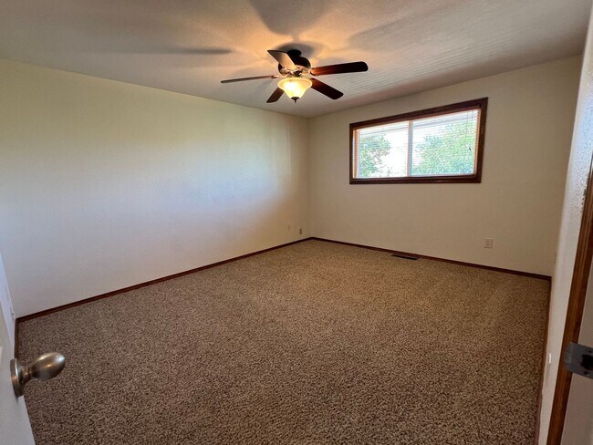 Building Photo - Spacious 3 bed/2 bath home with RV/Boat parking, shop and storage shed, a/c, deck with VIEWS and ...