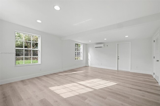 Building Photo - 1224 Country Club Prado