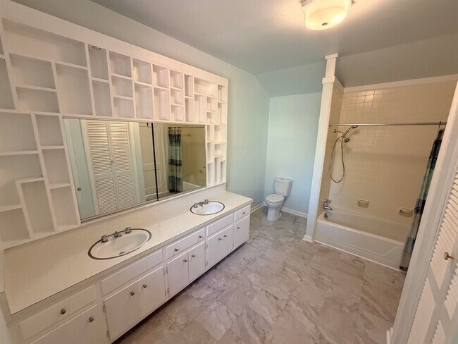 Building Photo - 1024 Cherokee Dr