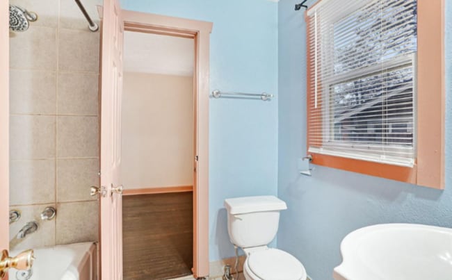 Building Photo - Updated 3br/2ba home with bonus room and fenced back yard in NE Sumner Neighborhood