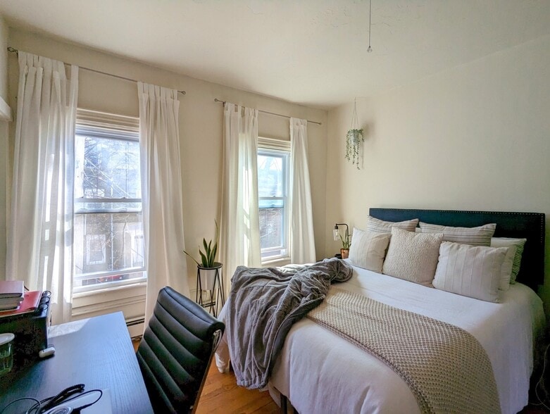 Building Photo - 8 Evergreen Sq