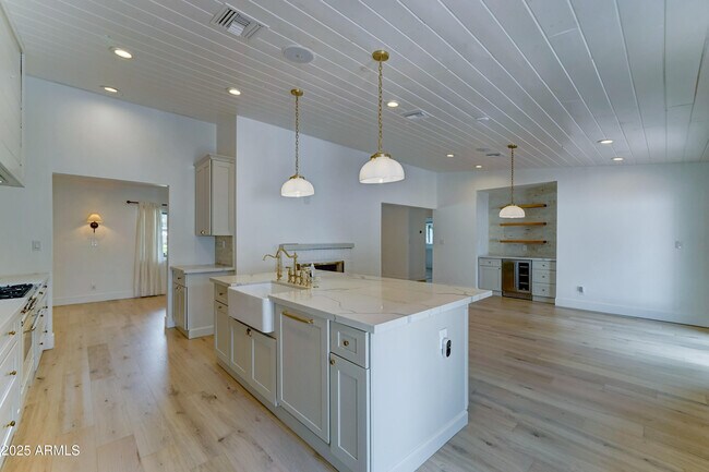 Building Photo - 4331 E Avalon Dr