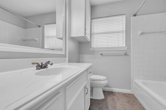 Building Photo - 3250 Three Pines Dr