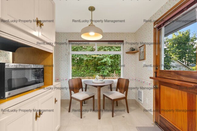Building Photo - Charming Magnolia Home with Sunny Deck & F...