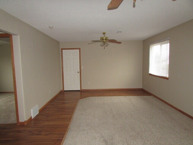 Building Photo - 4 BEDROOM | 3 BATH | FENCED YARD | DOUBLE CAR GARAGE | SUMMERSET